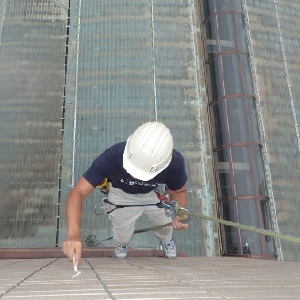 ロープアクセスよる外壁打診調査。