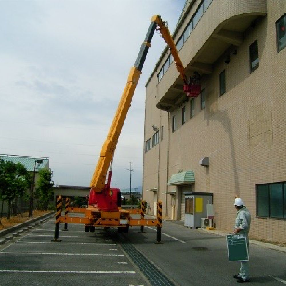 高所作業車による直接打診調査。