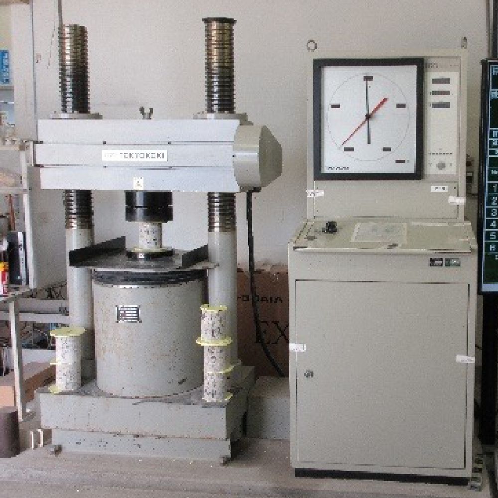 供試体圧縮強度試験状況