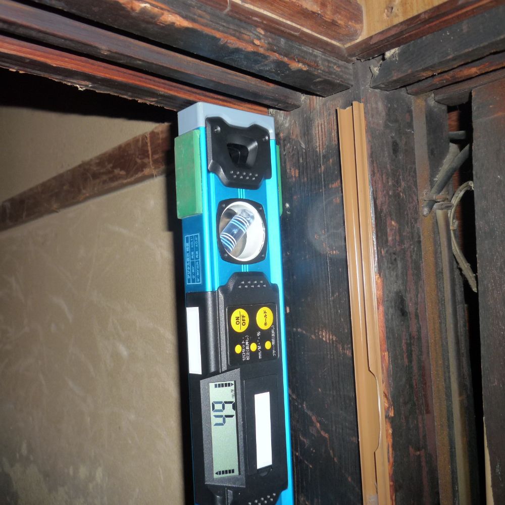 柱の傾斜状況の確認