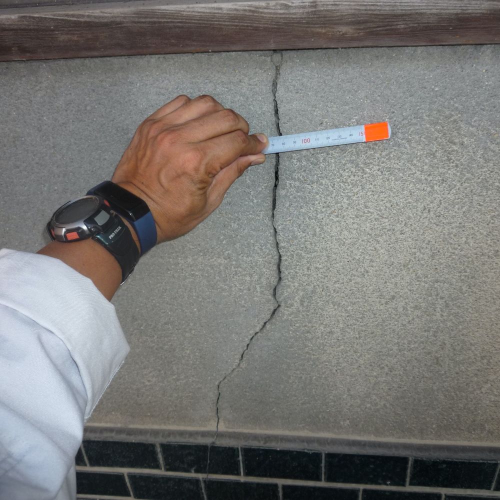 外壁の亀裂の測定